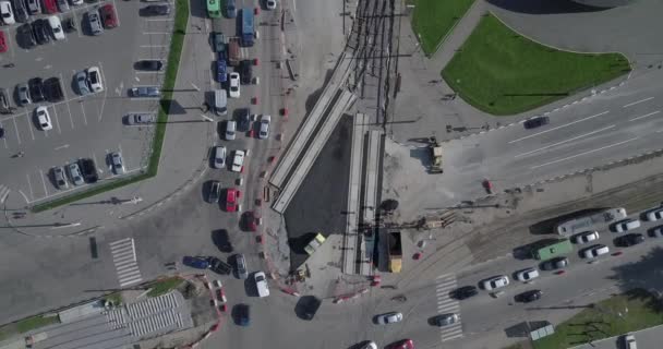 Reconstrucción de carreteras con intersección de rieles de tranvía, obras de construcción — Vídeo de stock