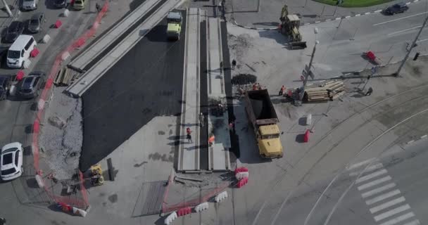 路面電車の交差点、建設現場と道路再建 — ストック動画