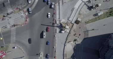 Tramvay raylarının kesiştiği yol, inşaat alanı