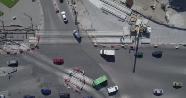 Tramvay raylarının kesiştiği yol, inşaat alanı