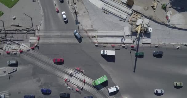 Reconstruction de routes avec intersection de rails de tramway, chantier de construction — Video