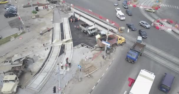 Reconstrucción de carreteras con intersección de rieles de tranvía, obras de construcción — Vídeo de stock