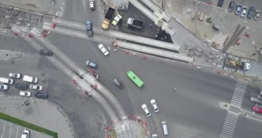 Tramvay raylarının kesiştiği yol, inşaat alanı