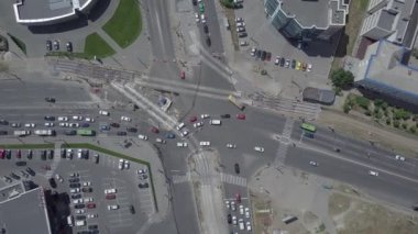 Tramvay raylarının kesiştiği yol, inşaat alanı