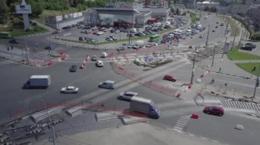 Tramvay raylarının kesiştiği yol, inşaat alanı