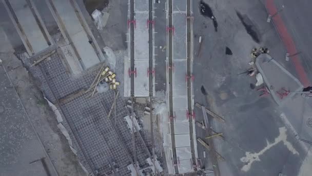 Reconstruction de routes avec intersection de rails de tramway, chantier de construction — Video