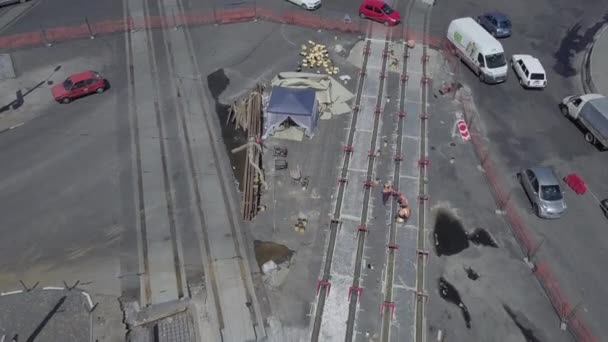 Reconstrucción de carreteras con intersección de rieles de tranvía, obras de construcción — Vídeo de stock