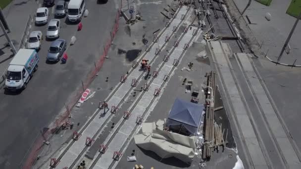 Reconstrucción de carreteras con intersección de rieles de tranvía, obras de construcción — Vídeos de Stock