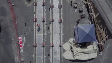 Tramvay raylarının kesiştiği yol, inşaat alanı