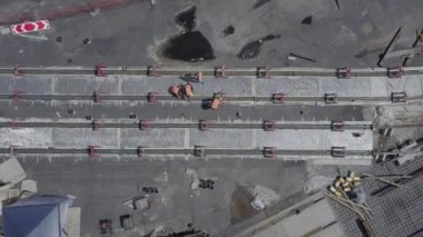 Tramvay raylarının kesiştiği yol, inşaat alanı