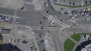 Tramvay raylarının kesiştiği yol, inşaat alanı