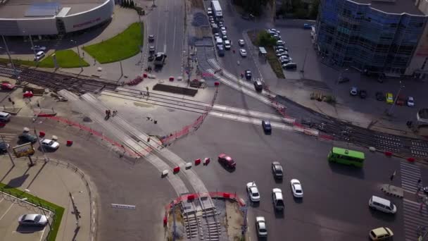 Reconstruction de routes avec intersection de rails de tramway, chantier de construction — Video