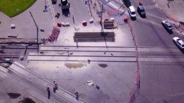 Tramvay raylarının kesiştiği yol, inşaat alanı