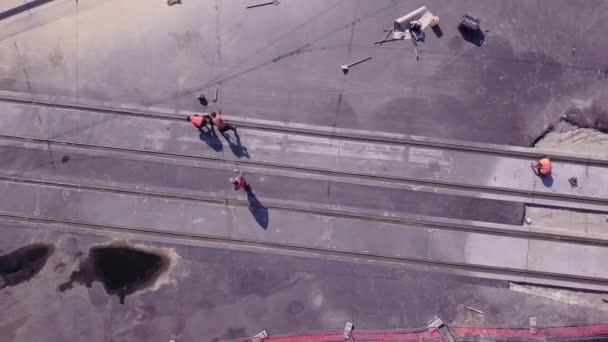 Straßensanierung mit Straßenbahnkreuzung, Baustelle — Stockvideo