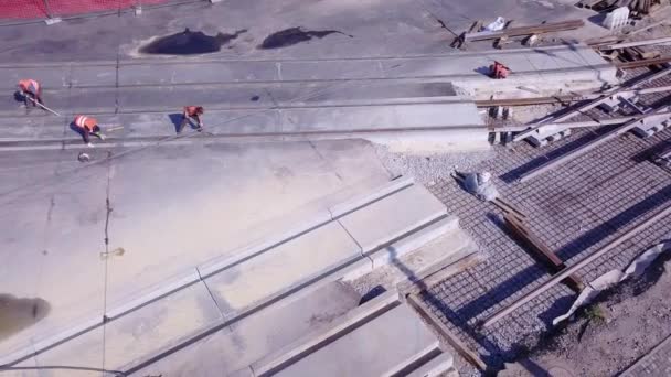 Reconstrucción de carreteras con intersección de rieles de tranvía, obras de construcción — Vídeos de Stock