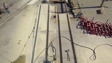 Tramvay raylarının kesiştiği yol, inşaat alanı