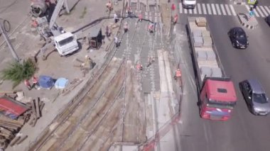 Tramvay raylarının kesiştiği yol, inşaat alanı