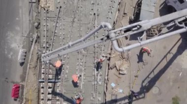 Tramvay raylarının kesiştiği yol, inşaat alanı