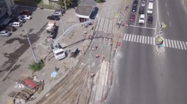 Tramvay raylarının kesiştiği yol, inşaat alanı