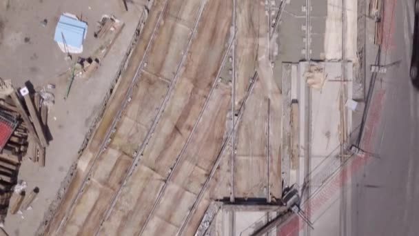 Реконструкція доріг з перетином трамвайних колій, будівельний майданчик — стокове відео