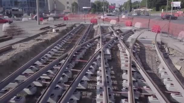 Przebudowa drogi z skrzyżowaniem szyn tramwajowych, plac budowy — Wideo stockowe