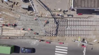 Tramvay raylarının kesiştiği yol, inşaat alanı