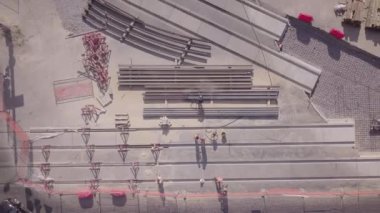 Tramvay raylarının kesiştiği yol, inşaat alanı