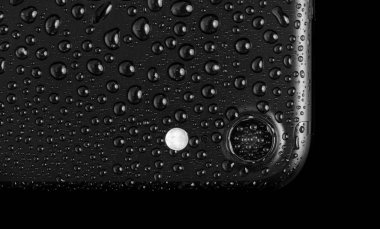 Siyah mat smartphone üzerinde beyaz backgr izole waterdrops ile