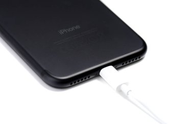 Brasov, Romanya - 26 Kasım 2016: iphone 7 arkasına siyah mat