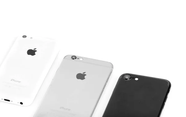 БРАСОВ, Румыния - 27 ноября 2016: 3 поколения Apple: iPho — стоковое фото