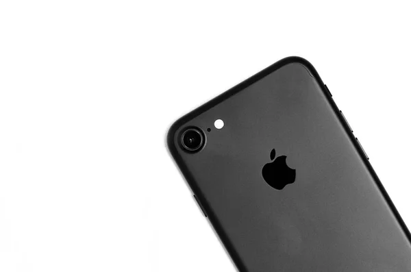 BRASOV, ROMÉNIA - 25 de novembro de 2016: iPhone 7 detalhe preto fosco — Fotografia de Stock