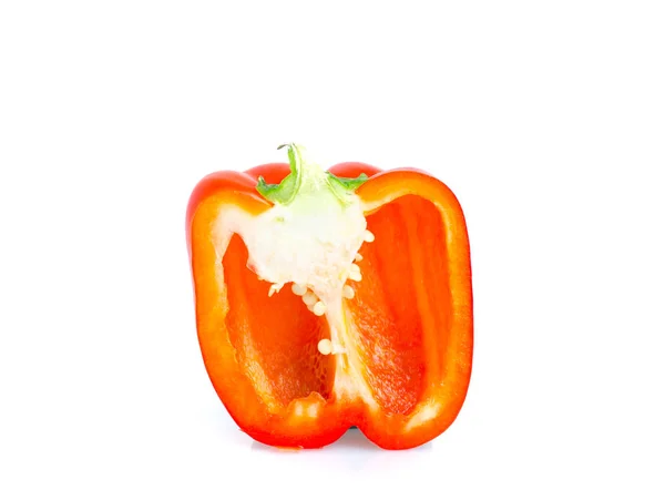 Gros plan de la moitié d'un poivron rouge isolé sur fond blanc  - — Photo