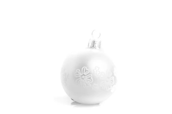 Árbol de Navidad bola de plata para la decoración aislada en la espalda blanca — Foto de Stock