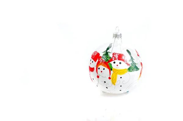 Piłkę choinki wykonane ze szkła z bałwanki malarstwo na białym tle — Zdjęcie stockowe