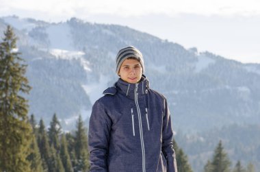 Kış ceket ile Kayak bulaşık Dağları, gülümseyen genç adam