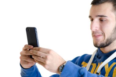 Deri ile bir akıllı telefon kullanan konsantre genç adam ben durumda