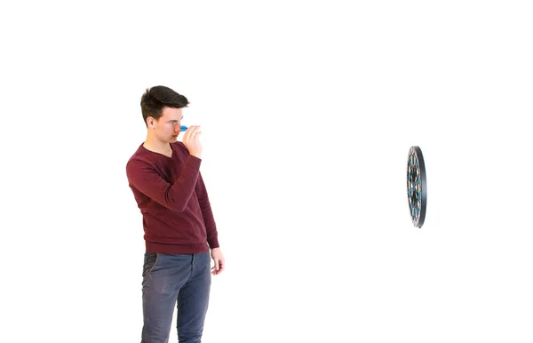 Adolescente homem vestindo uma camisola jogando quando jogar dardos isolados — Fotografia de Stock