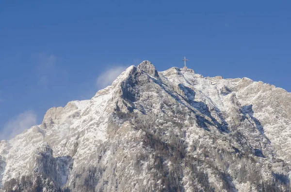La cima de la montaña con nieve en invierno con la cruz de Caraiman en — Foto de Stock