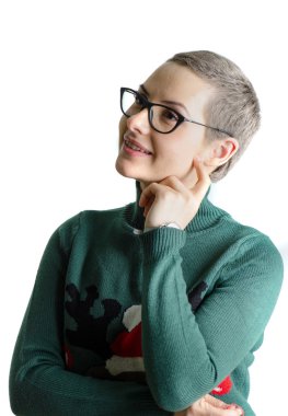 Ben poz yeşil Noel kazağı düşüncesinde kısa saçlı kadın