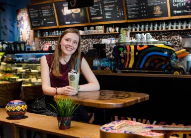 Brasov, Romanya - 26 Nisan 2017: sit gülümseyen genç sarışın kadın 