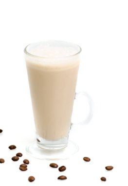 Köpük ve kahvenin üzerinde izole uzun bardak buzlu kahve