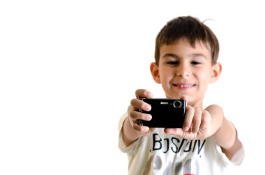 Genç çocuk Isola gülümseyen küçük siyah fotoğraf makinesi ile çekim almak