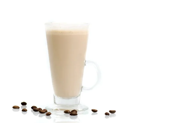 Παγωμένο καφέ σε ψηλό ποτήρι με αφρό και κόκκους καφέ οριζόντιες — Φωτογραφία Αρχείου