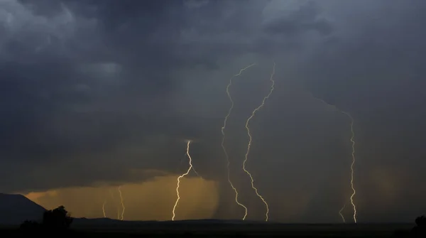 Bulutlu gökyüzü Dağı'nda yağmur sırasında görünür Lightning'ler ile lan Stok Fotoğraf