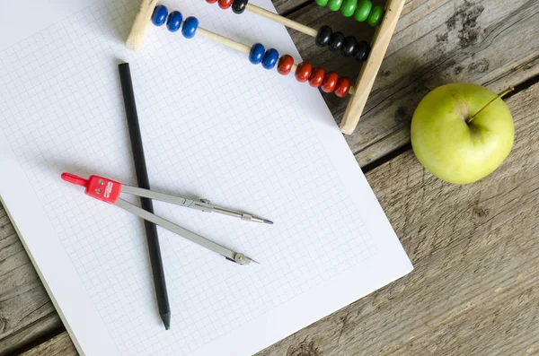 Öppna math anteckningsboken med färgade räknande abacus och stål compas — Stockfoto