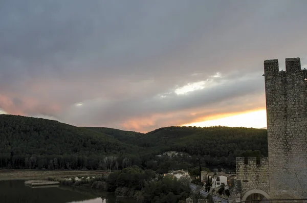 कॅटलोनिया मध्ये मध्ययुगीन किल्ले पासून तलाव आणि जंगलावर सूर्यास्त — स्टॉक फोटो, इमेज