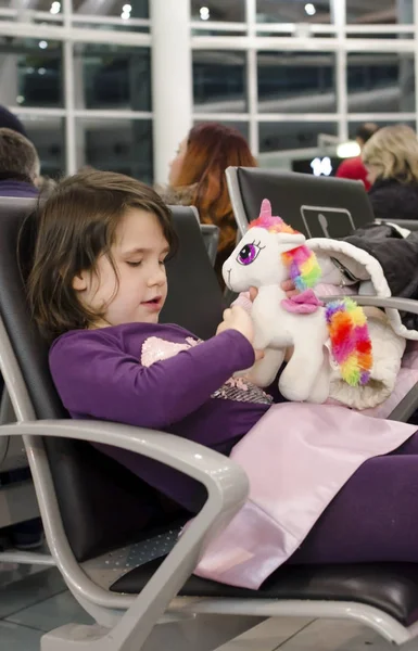 Linda niña con vestido rosa feliz disfrutar de su tiempo en el aeropuerto Fotos De Stock Sin Royalties Gratis