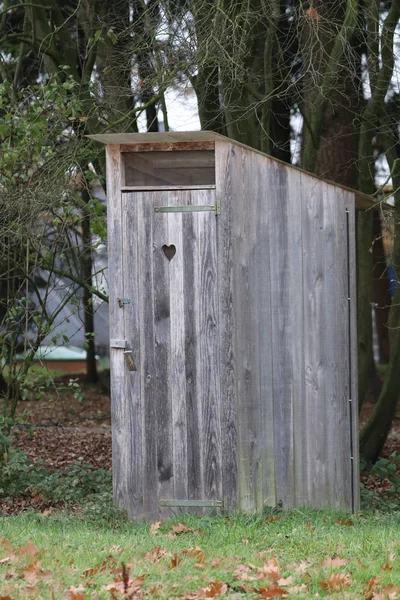 Houten toilet buiten — Stockfoto