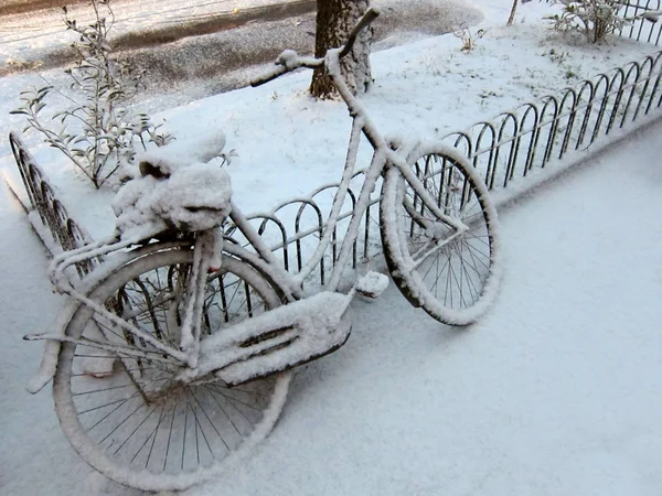 Fiets bedekt met sneeuw — Stockfoto