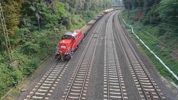 Comboio em ferrovia na floresta — Fotografia de Stock